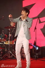组图：任贤齐北京开唱 脱衣与猛男拼肌肉