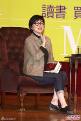 组图：林青霞短发眼镜办朗读会