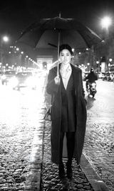 组图：朱珠巴黎浪漫写真 闲庭信步彰显国际范