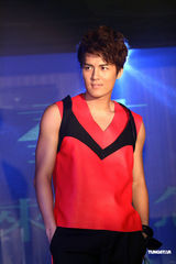 组图：吴克群发新专辑 单膝下跪示爱徐若瑄