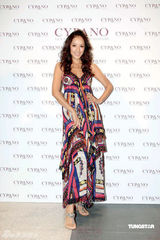 幻灯图：天心宝蓝短裙大秀美腿 蒋怡展波西米亚风情