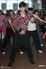 组图：罗志祥练就完美六块肌 与师奶共舞暖身个唱