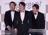 组图：崔岷植郭道元河正宇正装亮相满面笑容
