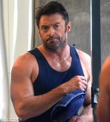 组图：休-杰克曼健身房狂练肌肉 卖力满头大汗