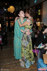 组图：富千金关颖深V小露微乳办单身派对