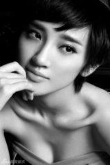 组图：唐艺昕黑白质感写真 眼波流转香肩诱人