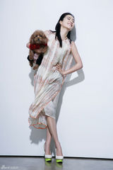 组图：江一燕携爱犬登封面 畅谈光影爬行生活