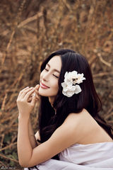 组图：贾青清新写真曝光  长发白裙变身娇俏萝莉