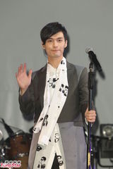 组图：严爵开唱破球而出 频频忘词尴尬呐喊