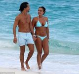 组图：F1太子女度蜜月 与老公海中热吻激情难挡