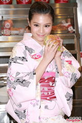 组图：周秀娜和服密实示人 享受单身不急觅男友