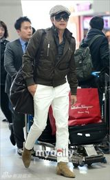 组图：韩星李秉宪飞往香港参加华鼎奖颁奖礼
