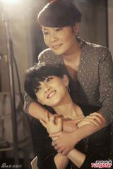 组图：范晓萱拥母拍摇滚写真 黑色长发似芭比