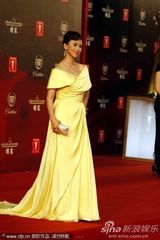 组图：翁虹娇俏黄裙秀香肩 张智霖帅气亮相