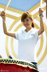 组图：蔡依林为奥运选手加油 穿便装击战鼓助威