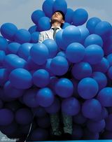 组图：吴奇隆杂志封面打造蓝色气球海 展现熟男魅力