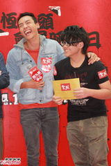 组图：陈伟霆谈裸跑尴尬笑 未能邀阿Sa看首映