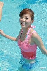 组图：颜子菲泳装亮相户外节目 赴马尔代夫拍摄