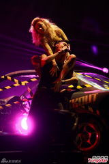 组图：关楚耀开唱献大尺度歌舞 歌神张学友助阵