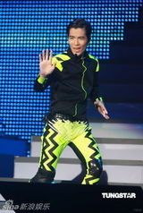 组图：萧敬腾唱《black or white》 向杰克逊致敬