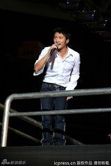 组图：谢霆锋献唱演唱会 蔡依林露胸垫上下走光