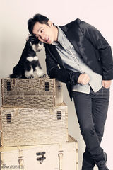 组图：谭耀文拍宠物写真显爱心 淡然笑容显真挚