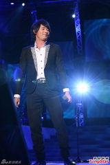 组图：黄品源帅气飙吉他 年近半百秀肌肉