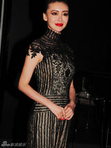 组图：巩新亮约时装周黑色蕾丝镂空装秀性感