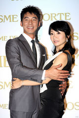 幻灯：陶晶莹与老公首度亲密代言 不忘为小S叫屈