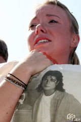 高清组图：杰克逊粉丝悲痛追悼 “我的爱在天堂”