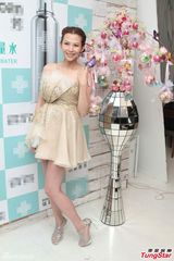组图：蔡少芬产后窈窕复工穿抹胸裙秀身型
