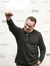 组图：《梦想》主创拍写真 女星黑丝美腿抢镜