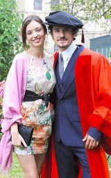 幻灯图集：布鲁姆获颁荣誉学位 女友米兰达祝贺