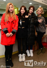 组图：韩团GirlsDay备300份辣炒年糕送粉丝