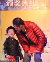 组图：王志文携妻揽子打球赛 小家伙搞怪父子颇似