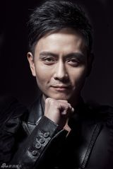 组图：谢君豪西装写真神采飞扬 舞台之王展王者风范