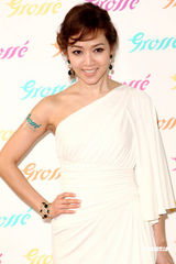 组图：侯佩岑斜肩礼服优雅 娇羞难掩待嫁女儿心