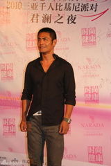 组图：邵兵亮相时尚盛典获大奖 成熟魅力引爆全场