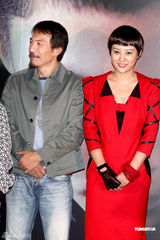 组图：《第四张画》首映礼 郝蕾关颖敲锣预祝大卖