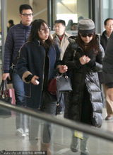 组图：刘璇与老公王弢同抵机场 低头自顾玩手机
