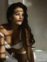 组图：性感女星Grettell蕾丝内衣惹火 长发遮胸诱人