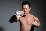 组图：董易晋拍力量动感写真  赤膊上身显魅力