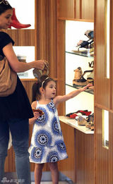 高清组图：可爱苏瑞扎小辫穿花裙和妈妈逛街 