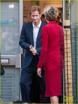 组图：哈里升级叔叔首亮相 替粉丝送礼给小王子