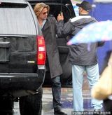 组图：皮特入围奥斯卡争影帝 保镖撑伞显大牌