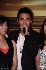 组图：张国立宣传《原乡》 与女演员避嫌