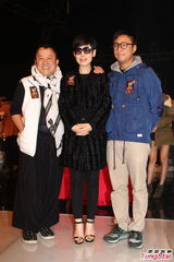 组图：曾志伟主持金曲颁奖礼 林峰拒透露身价