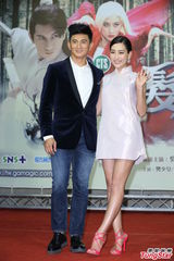 组图：吴奇隆马苏为新戏宣传粉丝热情接机