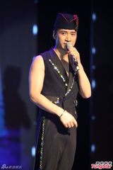 组图：何晟铭否认与于正不和 荷花裙装娘炮献唱