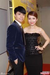 组图：金曲榜颁奖星光黯淡 张敬轩献主持处女秀